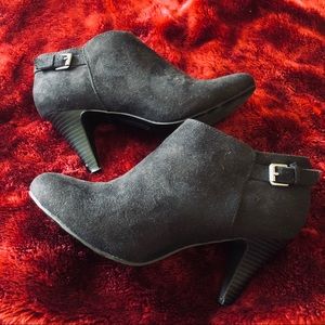 Black ankle boots 7W